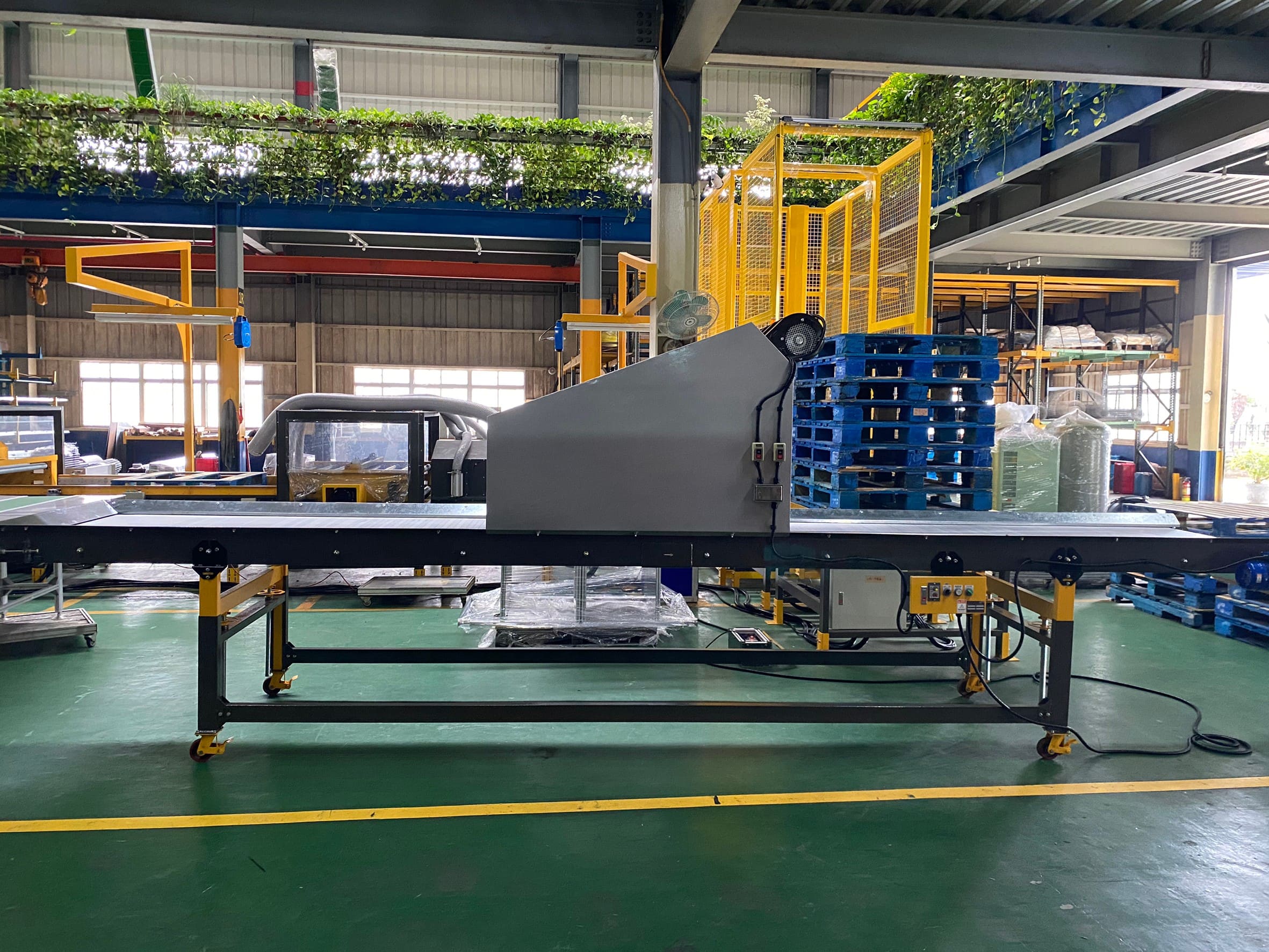 Steel plate conveyor